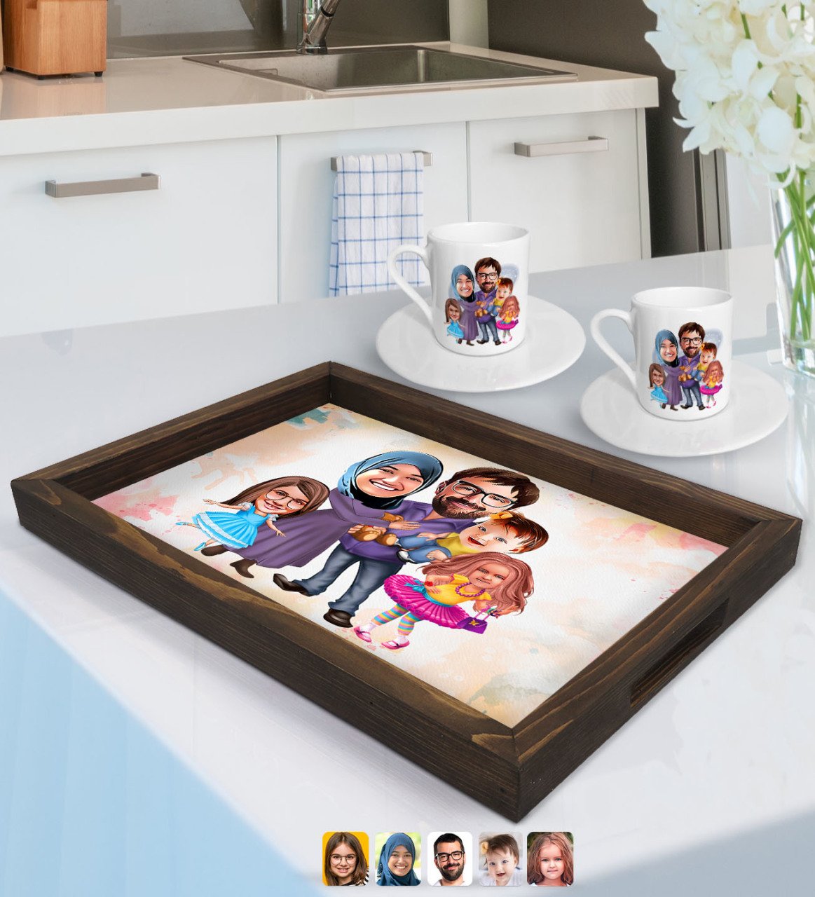 Kişiye Özel Aile Karikatürlü Doğal Ahşap Tepsi ve 2’li Kahve Fincan Seti-9