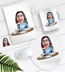 Kişiye Özel Bayan Sunucu Spiker Karikatürlü Defter Kalem Kupa Mouse Pad Seti