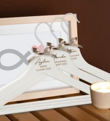 BK Gift Kişiye Özel Bride Konseptli Ahşap 3’lü Düğün Elbise Askısı, Gelinlik Askısı, Damat Askısı, Düğün Hediyesi, Yetişkin Kıyafet Askısı