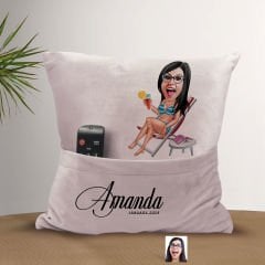 BK Gift Kişiye Özel Tatilci Kadın Karikatür Tasarımlı Organizer Kumanda ve Atıştırmalık Cepli Pembe Kırlent Yastık-1 Arkadaşa Hediye, Cepli Yastık