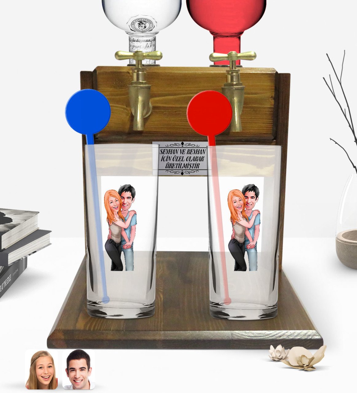 Kişiye Özel Renkli Baskılı Sevgililer Karikatürlü İkili Vodka Bardağı ve Çift Musluklu Doğal Ahşap Vodka Standı-85