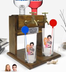 Kişiye Özel Renkli Baskılı Sevgililer Karikatürlü İkili Vodka Bardağı ve Çift Musluklu Doğal Ahşap Vodka Standı-86