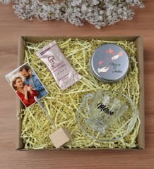 BK Gift Kişiye Özel İsimli DTF Cam Kahve Fincanı & Türk Kahvesi & Ahşap Fotoğraf Tutucu & Gümüş Metal Kutuda Kokulu Mum Hediye Seti-1, Sevgiliye Hediye, Yıl Dönümü Hediyesi
