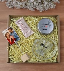BK Gift Kişiye Özel İsimli DTF Cam Kahve Fincanı & Türk Kahvesi & Ahşap Fotoğraf Tutucu & Gümüş Metal Kutuda Kokulu Mum Hediye Seti-3, Sevgiliye Hediye, Yıl Dönümü Hediyesi