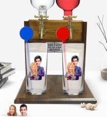Kişiye Özel Renkli Baskılı Sevgililer Karikatürlü İkili Vodka Bardağı ve Çift Musluklu Doğal Ahşap Vodka Standı-89