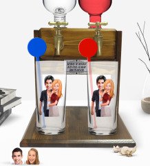Kişiye Özel Renkli Baskılı Sevgililer Karikatürlü İkili Vodka Bardağı ve Çift Musluklu Doğal Ahşap Vodka Standı-90