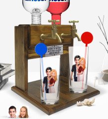 Kişiye Özel Renkli Baskılı Sevgililer Karikatürlü İkili Vodka Bardağı ve Çift Musluklu Doğal Ahşap Vodka Standı-90