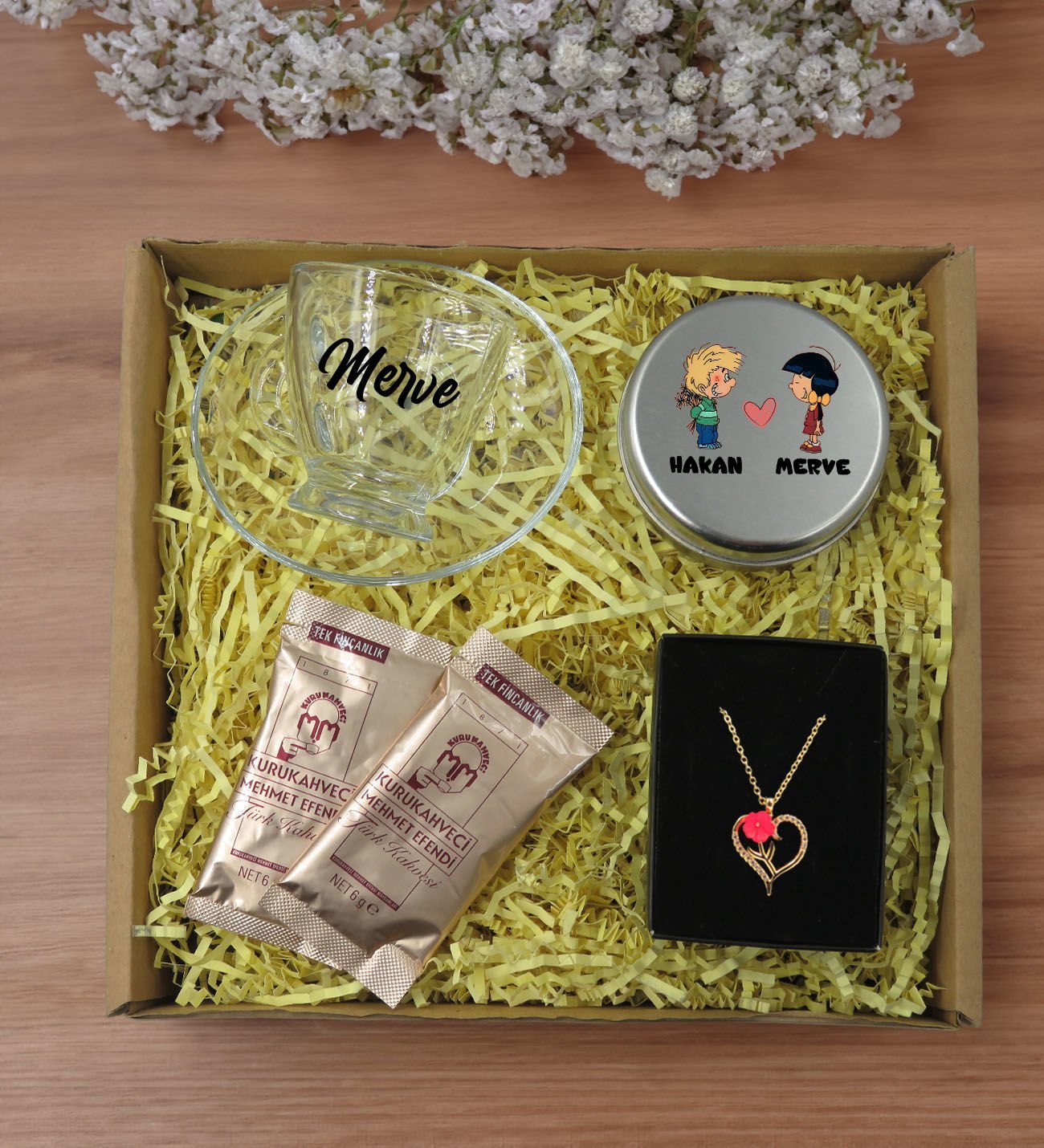 BK Gift Kişiye Özel İsimli DTF Cam Kahve Fincanı & Türk Kahvesi & Aşk Çiçeği Kalp Kolye & Gümüş Metal Kutuda Kokulu Mum Hediye Seti-2, Sevgiliye Hediye, Yıl Dönümü Hediyesi