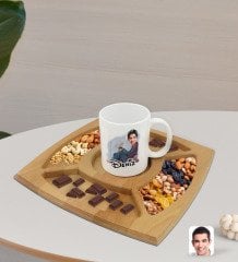 Kişiye Özel Erkek Karikatürlü Beyaz Kupa ve Doğal Masif Ahşap 4 Bölmeli Sunum Tabağı Çerezlik Hediye Seti-61