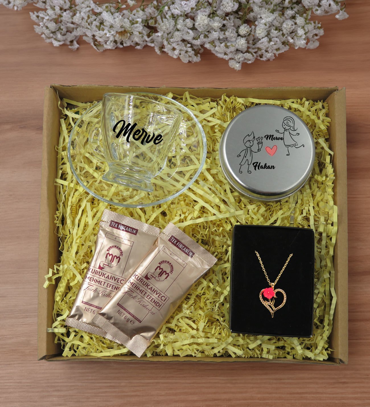 BK Gift Kişiye Özel İsimli DTF Cam Kahve Fincanı & Türk Kahvesi & Aşk Çiçeği Kalp Kolye & Gümüş Metal Kutuda Kokulu Mum Hediye Seti-3, Sevgiliye Hediye, Yıl Dönümü Hediyesi