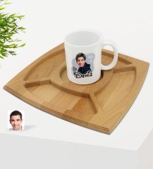 Kişiye Özel Erkek Karikatürlü Beyaz Kupa ve Doğal Masif Ahşap 4 Bölmeli Sunum Tabağı Çerezlik Hediye Seti-63
