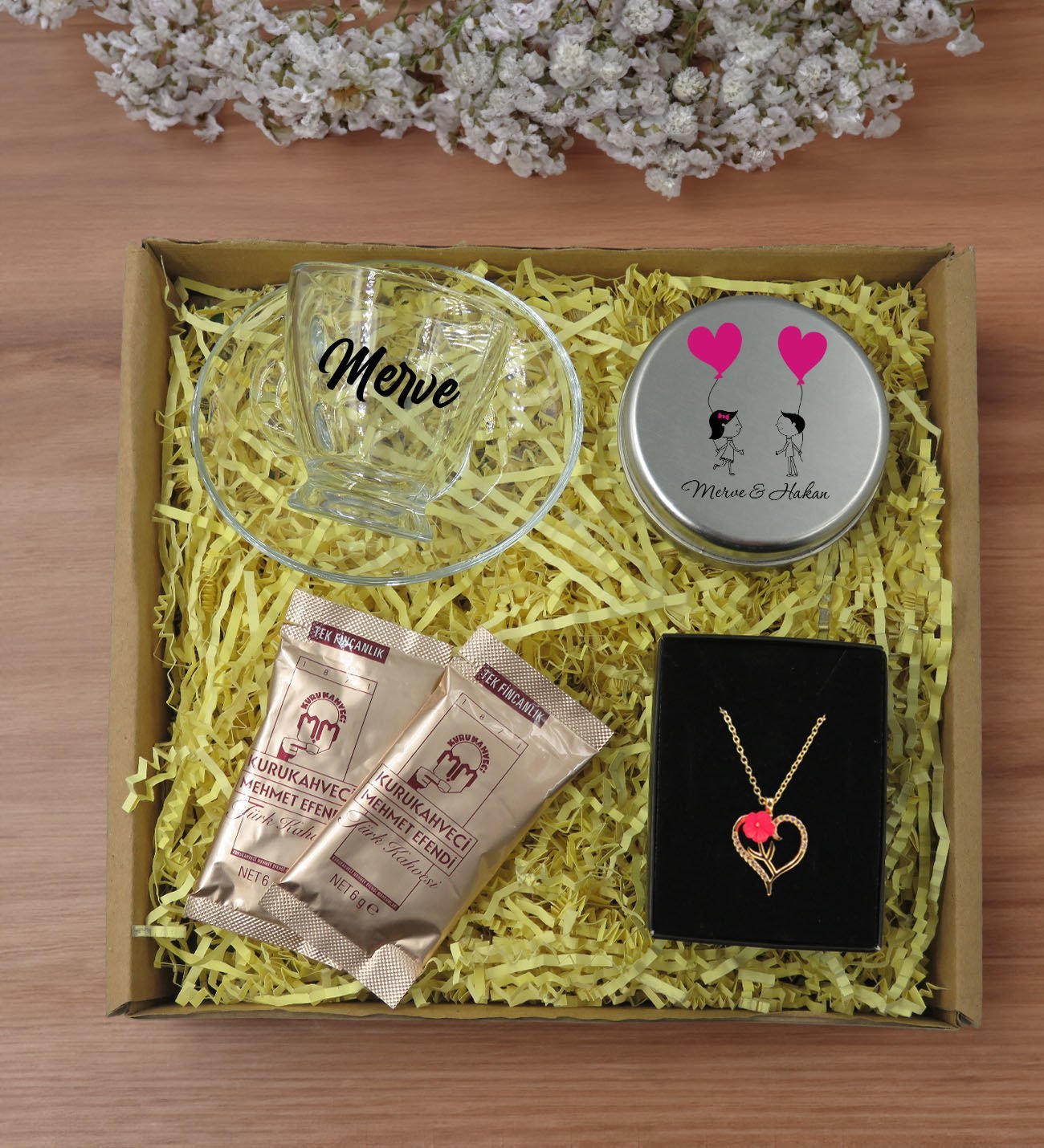 BK Gift Kişiye Özel İsimli DTF Cam Kahve Fincanı & Türk Kahvesi & Aşk Çiçeği Kalp Kolye & Gümüş Metal Kutuda Kokulu Mum Hediye Seti-5, Sevgiliye Hediye, Yıl Dönümü Hediyesi