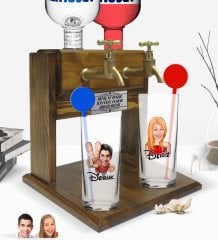 Kişiye Özel Renkli Baskılı Erkek ve Kadın Karikatürlü İkili Vodka Bardağı ve Çift Musluklu Doğal Ahşap Vodka Standı-5