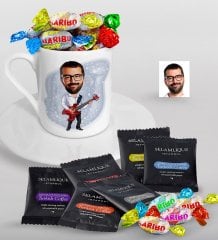Kişiye Özel Erkek Gitarist Karikatürlü Türk Kahvesi Fincanı Selamlique Karışık Türk Kahvesi ve Haribo Şeker Hediye Seti-2
