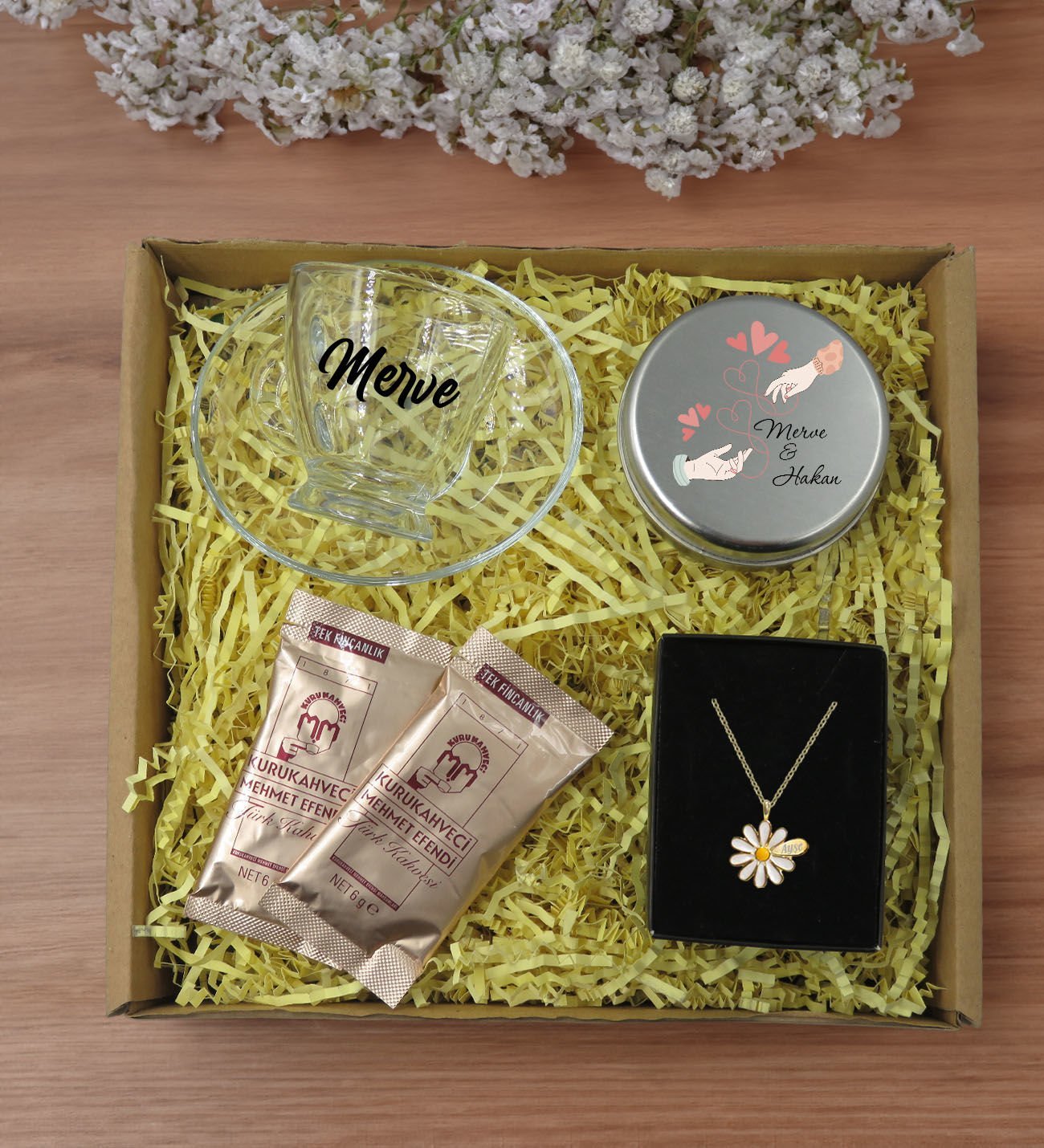 BK Gift Kişiye Özel İsimli DTF Cam Kahve Fincanı & Türk Kahvesi & Papatya Kolye & Gümüş Metal Kutuda Kokulu Mum Hediye Seti-1, Sevgiliye Hediye, Yıl Dönümü Hediyesi