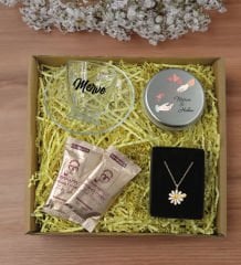 BK Gift Kişiye Özel İsimli DTF Cam Kahve Fincanı & Türk Kahvesi & Papatya Kolye & Gümüş Metal Kutuda Kokulu Mum Hediye Seti-1, Sevgiliye Hediye, Yıl Dönümü Hediyesi