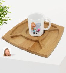 Kişiye Özel Ev Hanımı Karikatürlü Beyaz Kupa ve Doğal Masif Ahşap 4 Bölmeli Sunum Tabağı Çerezlik Hediye Seti-1