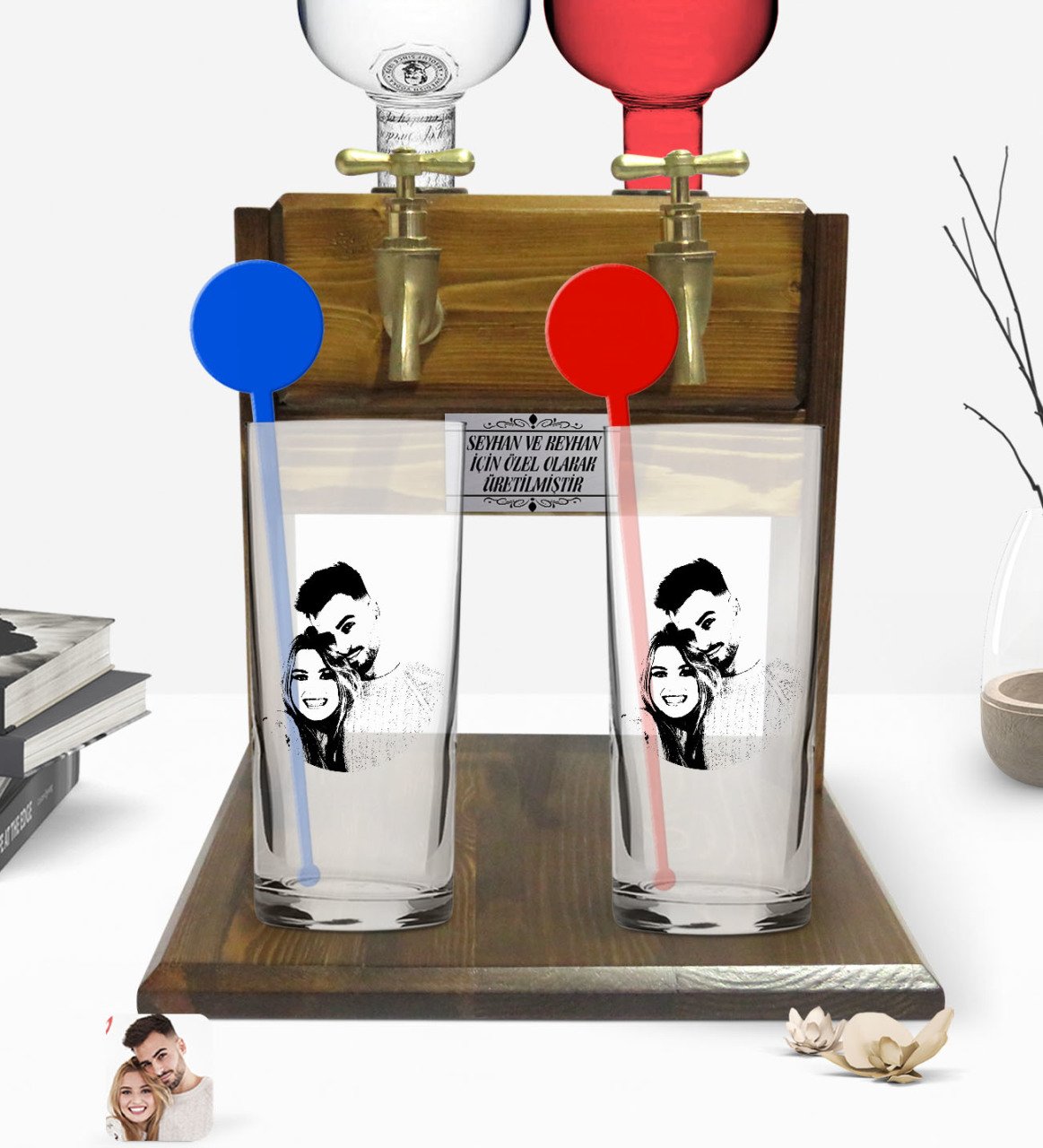 Kişiye Özel Renkli Baskılı Silüet Sevgililer Karikatürlü İkili Vodka Bardağı ve Çift Musluklu Doğal Ahşap Vodka Standı-1