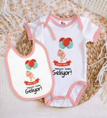 BK Kids Kişiye Özel Mekanın Sahibi Geliyor Tasarımlı Pembe Bebek Body Zıbın ve Mama Önlüğü Hediye Seti