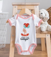 BK Kids Kişiye Özel Mekanın Sahibi Geliyor Tasarımlı Pembe Bebek Body Zıbın ve Mama Önlüğü Hediye Seti