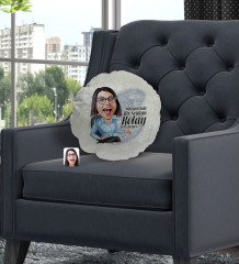 Kişiye Özel İsimli Kadın Nihayetinde Karikatürlü Yuvarlak Dekoratif Kırlent Yastık-2