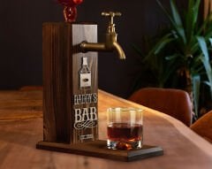 BK Gift Kişiye Özel Kabartma Tarihli Babalar Günü Tasarımlı Musluklu Ceviz Ahşap Şarap Standı, Viski Çeşmesi, Babaya Hediye, İçecek Dispenseri-1