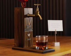 BK Gift Kişiye Özel Kabartma Tarihli Babalar Günü Tasarımlı Musluklu Ceviz Ahşap Şarap Standı, Viski Çeşmesi, Babaya Hediye, İçecek Dispenseri-3