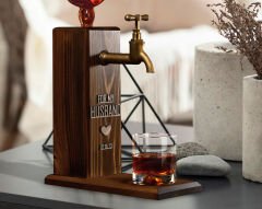 BK Gift Kişiye Özel Kabartma Tarihli Babalar Günü Tasarımlı Musluklu Ceviz Ahşap Şarap Standı, Viski Çeşmesi, Babaya Hediye, İçecek Dispenseri-3