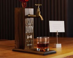 BK Gift Kişiye Özel Kabartma İsimli Tarihli Babalar Günü Tasarımlı Musluklu Ceviz Ahşap Şarap Standı, Viski Çeşmesi, Babaya Hediye, İçecek Dispenseri-1