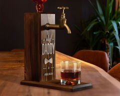 BK Gift Kişiye Özel Kabartma İsimli Tarihli Babalar Günü Tasarımlı Musluklu Ceviz Ahşap Şarap Standı, Viski Çeşmesi, Babaya Hediye, İçecek Dispenseri-1