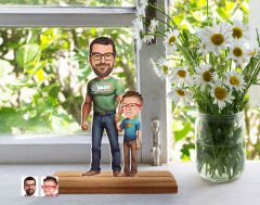 BK Gift Kişiye Özel Baba Oğul Karikatürlü Ahşap Standlı Pleksi Biblo-21, Aileye Hediye , Babaya Hediye