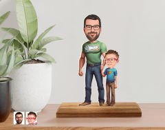 BK Gift Kişiye Özel Baba Oğul Karikatürlü Ahşap Standlı Pleksi Biblo-21, Aileye Hediye , Babaya Hediye