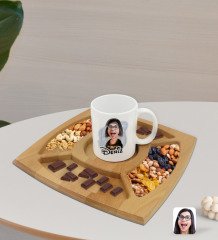 Kişiye Özel Mona Lisa Karikatürlü Beyaz Kupa ve Doğal Masif Ahşap 4 Bölmeli Sunum Tabağı Çerezlik Hediye Seti-1