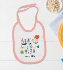 BK Kids Kişiye Özel Annem Çok Şey Bilir Tasarımlı Pembe Bebek Body Zıbın ve Mama Önlüğü Hediye Seti