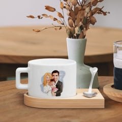 BK Gift Kişiye Özel Aile Karikatürlü-12, Ahşap Altlıklı Seramik Fincan, Aileye Hediye, Arkadaşa Hediye
