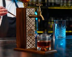 BK Gift Kişiye Özel Kabartma İsimli Musluklu Ahşap İçki Standı, Viski Çeşmesi, Doğum Günü Hediyesi, Ev Hediyesi, İçecek Dispenseri-72