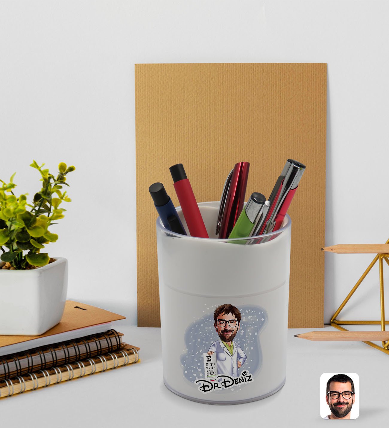BK Gift Kişiye Özel Erkek Göz Doktoru Karikatürlü Beyaz Akrilik Kalemlik - Model 1