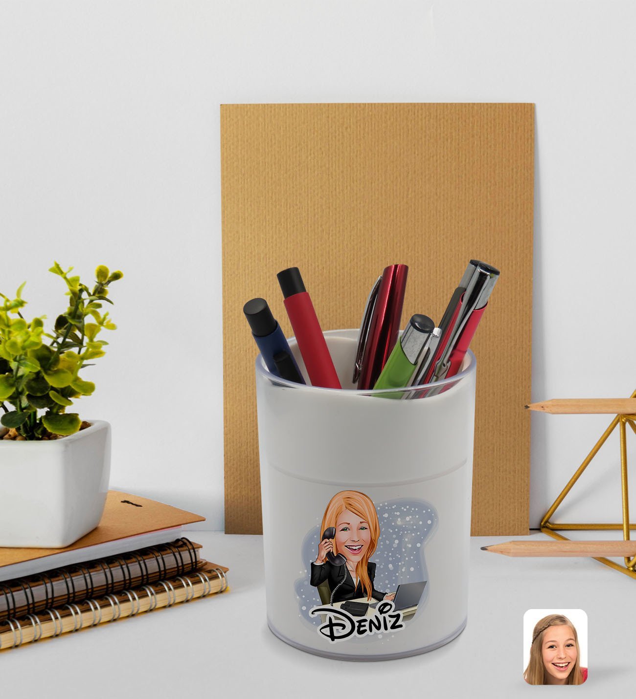 BK Gift Kişiye Özel Kadın Asistan Karikatürlü Beyaz Akrilik Kalemlik - Model 1