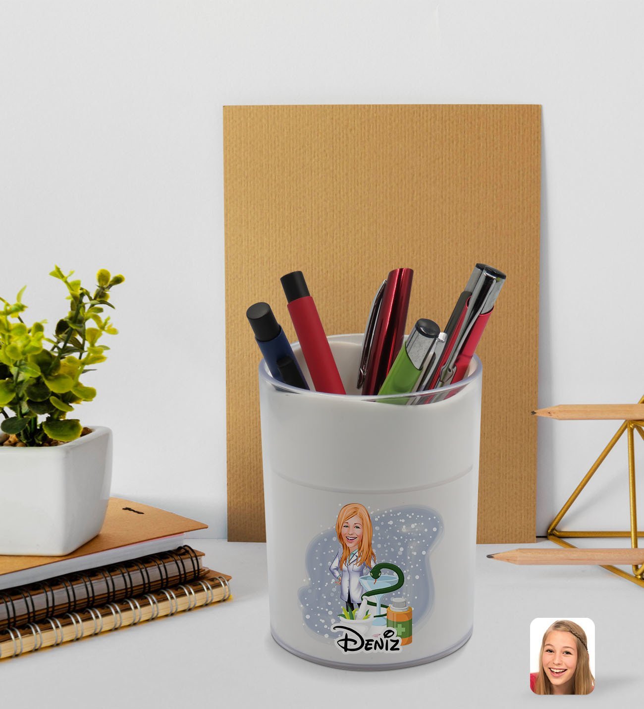 BK Gift Kişiye Özel Kadın Eczaneci Karikatürlü Beyaz Akrilik Kalemlik - Model 2