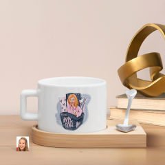 BK Gift Kişiye Özel Kadın Karikatürlü-101, Ahşap Altlıklı Seramik Fincan, Arkadaşa Hediye