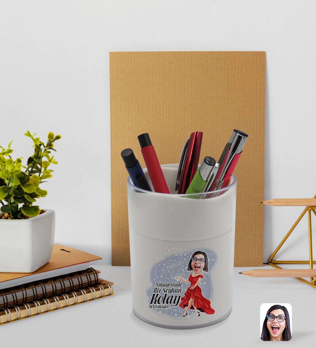 BK Gift Kişiye Özel Kadın Kolay Yetişmiyor Karikatürlü Beyaz Akrilik Kalemlik - Model 1