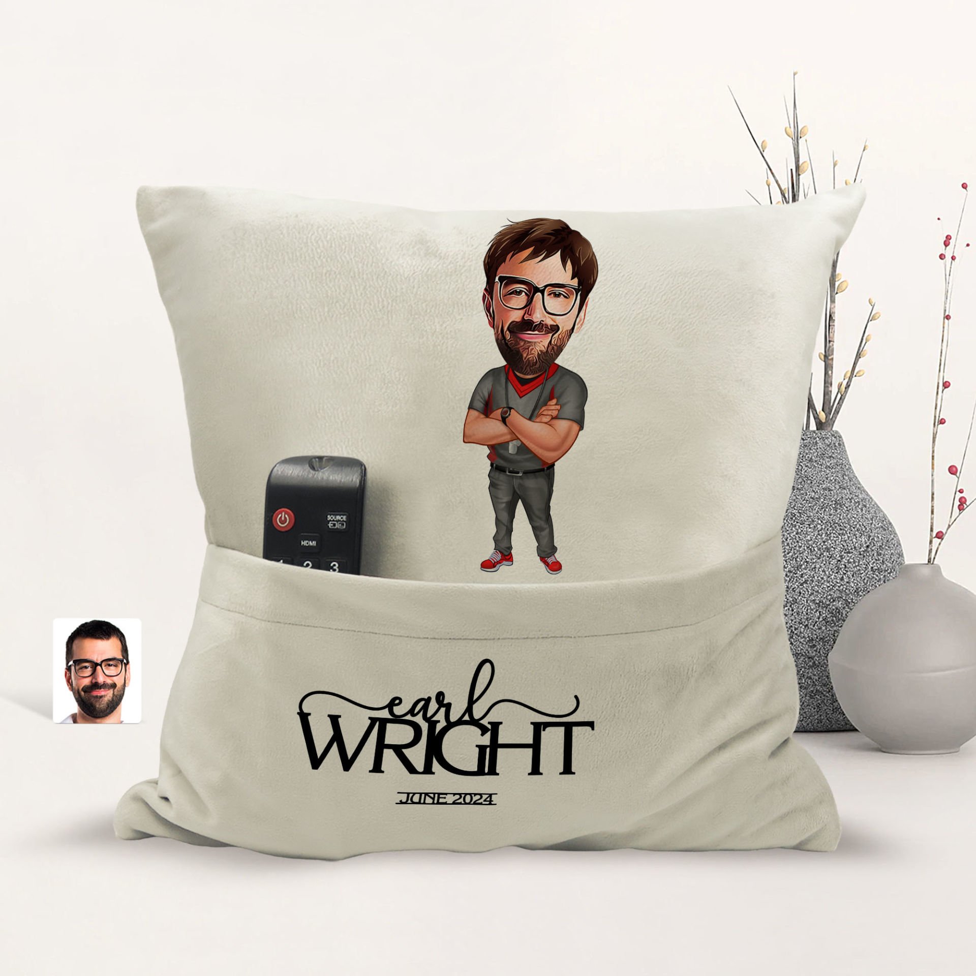 BK Gift Kişiye Özel Antrenör Karikatür Tasarımlı Organizer Kumanda ve Atıştırmalık Cepli Sarı Kırlent Yastık-2 Arkadaşa Hediye, Cepli Yastık