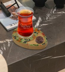 Kişiye Özel Çiçekler Tasarımlı Doğal Ahşap Tabaklı Heybeli Çay Bardağı Sunum Seti Model 5