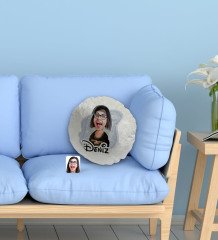 Kişiye Özel İsimli Mona Lisa Karikatürlü Yuvarlak Dekoratif Kırlent Yastık-1