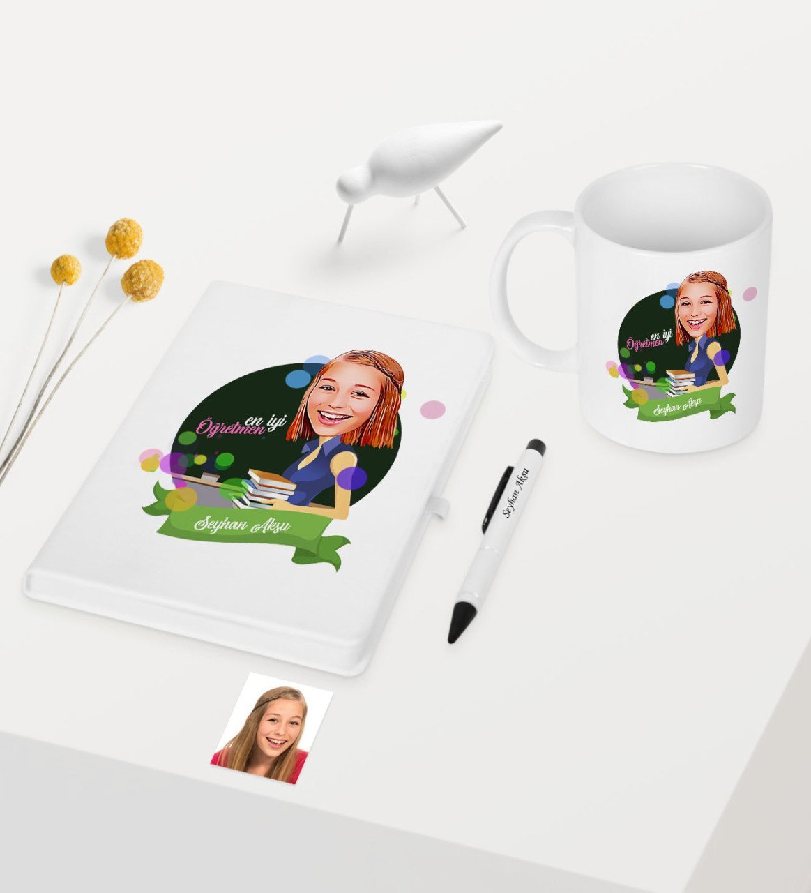 Kişiye Özel Bayan En İyi Öğretmen Temalı Karikatürlü Beyaz Defter Kalem Kupa Seti