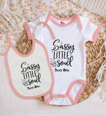 BK Kids Kişiye Özel Sassy Little Soul Tasarımlı Pembe Bebek Body Zıbın ve Mama Önlüğü Hediye Seti