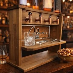 BK Gift Kişiye Özel İsimli 4’lü Ahşap Viski Dağıtıcı Standı – Musluklu Mini Bar Standı, Ev ve Minibar Hediyesi