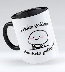 Bk Gift Bir Bela Geliyor Tasarımlı Siyah Kupa Bardak - Model 1