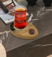 Kişiye Özel Mermer Tasarımlı Doğal Ahşap Tabaklı Heybeli Çay Bardağı Sunum Seti Model 7
