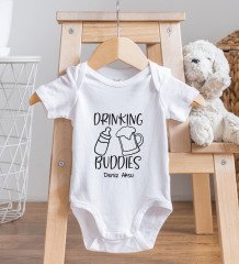 BK Kids Kişiye Özel Drinking Buddies Tasarımlı Bebek Body Zıbın ve Mama Önlüğü Hediye Seti - Model 1